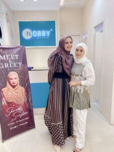 Kiri (shireen sungkar) kanan (elysa candra) saat invitation brand fashion di Mojokerto