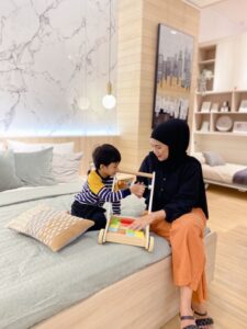 Kiri (Reynand Alghaniy) kanan (@elysacandra) photoshoot untuk brand furniture (doc.JD.com)