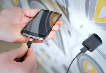 5 Tips Ampuh Supaya Ngecas HP Android Lebih Cepat