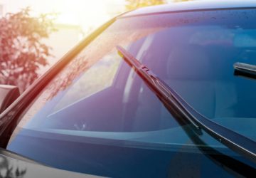 Membersihkan dan Melindungi Kaca Mobil Agar Tetap Jernih