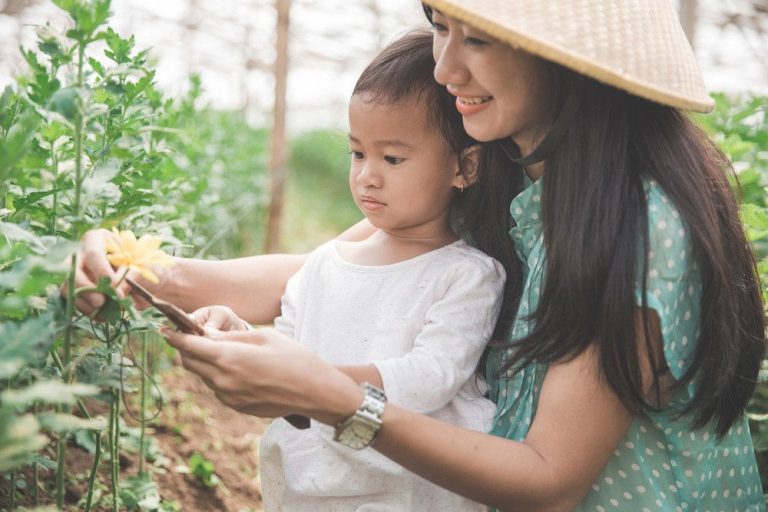 Manfaat Berkebun Bersama Anak untuk Mengenal Ekosistem: Jendela Ilmu di Halaman Rumah