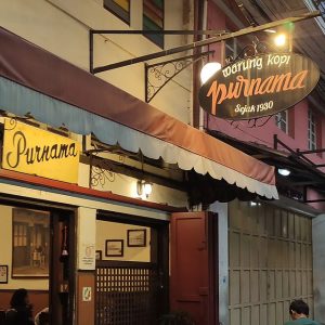 Menyelami Aroma Sejarah: Sebuah Review Kedai Kopi Tertua di Pusat Kota Jakarta