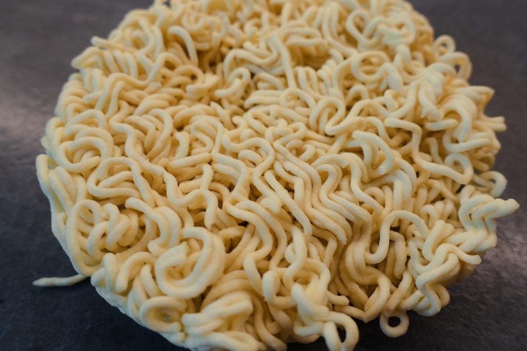 Yang Menggoda Selera: Duel Epik Review Mie Instan Lokal vs Mie Instan Luar Negeri