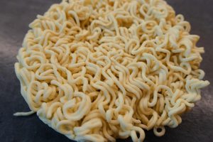 Yang Menggoda Selera: Duel Epik Review Mie Instan Lokal vs Mie Instan Luar Negeri