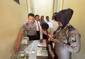 Kapolres Situbondo Pimpin Tes Urine Mendadak, 16 Personel Resnarkoba Negatif