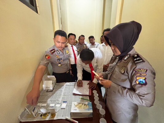 Kapolres Situbondo Pimpin Tes Urine Mendadak, 16 Personel Resnarkoba Negatif