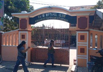Proyek RA/MI Miftahul Ulum Pokaan Disorot Lima Aktivis LSM, Fajar Sentil Proyek “Sakti”: Pekerja Mengaku Tak Tahu Penanggung Jawab!